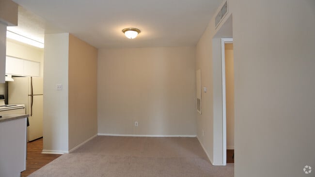 1br, 1ba- 607 sf- Dining Room - Brandon Oaks