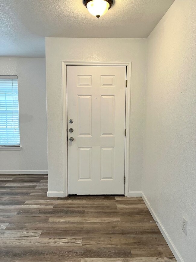 Foto del edificio - Large 4 bedroom/2.5 bath conveniently located to Lackland AFB! Move-in Ready!
