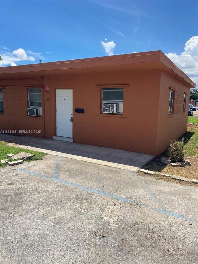 Foto del edificio - 1111 SW 2nd St