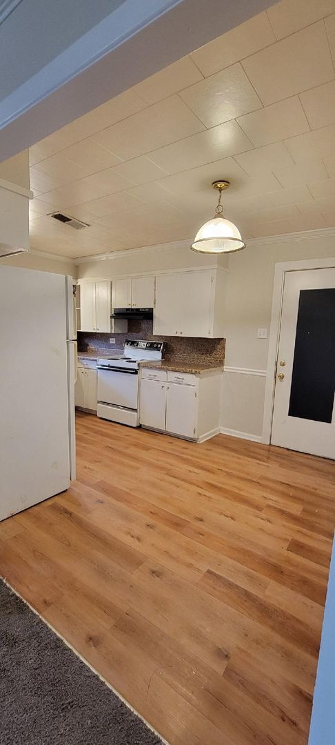 Building Photo - Cute Lynbrook Area Home