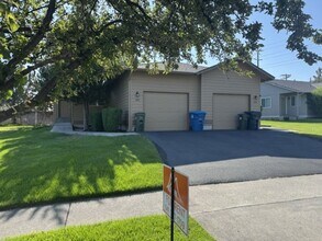 Building Photo - 782 NE Savannah Dr