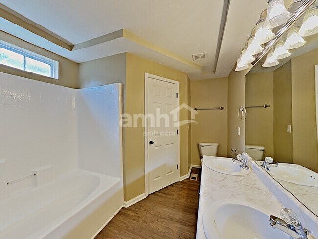 Building Photo - 2822 Meadow Gln