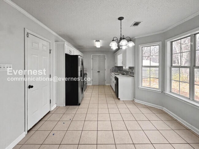 Foto del edificio - 3 Bed, 2 Bath Home with Garage / Pet-Friendly / Vouchers Accepted / Available Now!