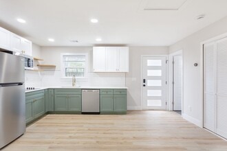 Building Photo - 186 Hutchinson St NE