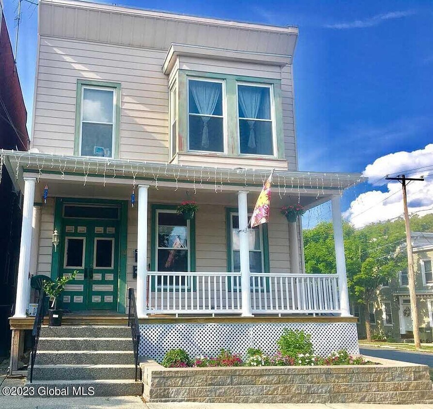 37 McElwain Ave Unit 2nd Fl, Cohoes, NY 12047 Room for Rent in Cohoes