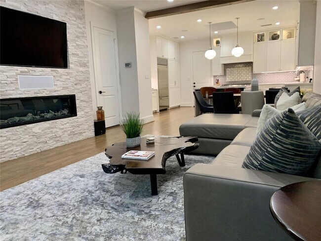 Foto del edificio - 5114 Chevy Chase Dr
