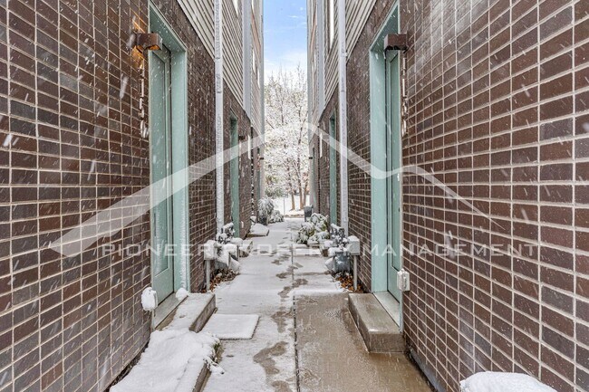 Building Photo - Spacious Condo with Washer/Dryer and Centr...