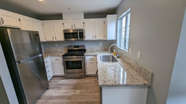 Building Photo - 1530 E SPRUCE ST #B PLACENTIA 92870 (2 BED...