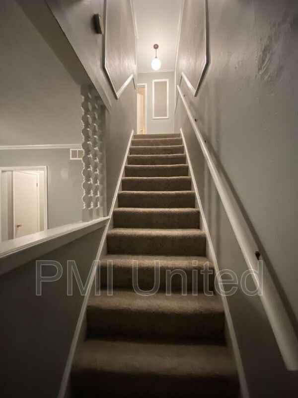 Building Photo - 404 Hollyhill Ct