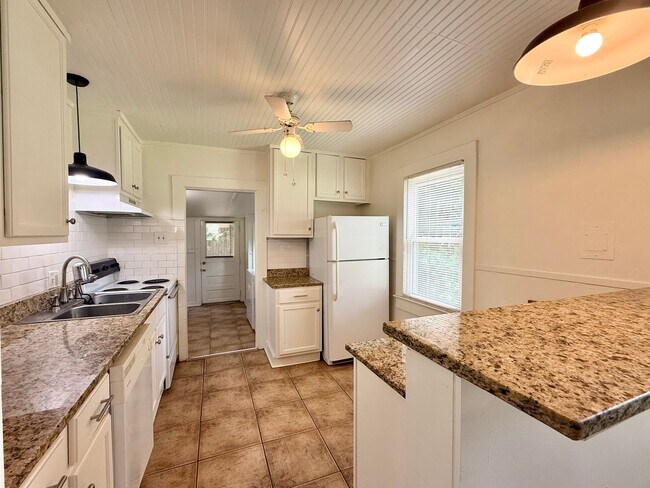 Foto del edificio - Charming 2 Bedroom 1 Bathroom Home for Rent!