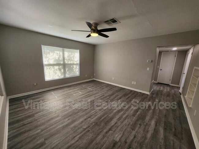 Building Photo - 306 S Mercury Ave