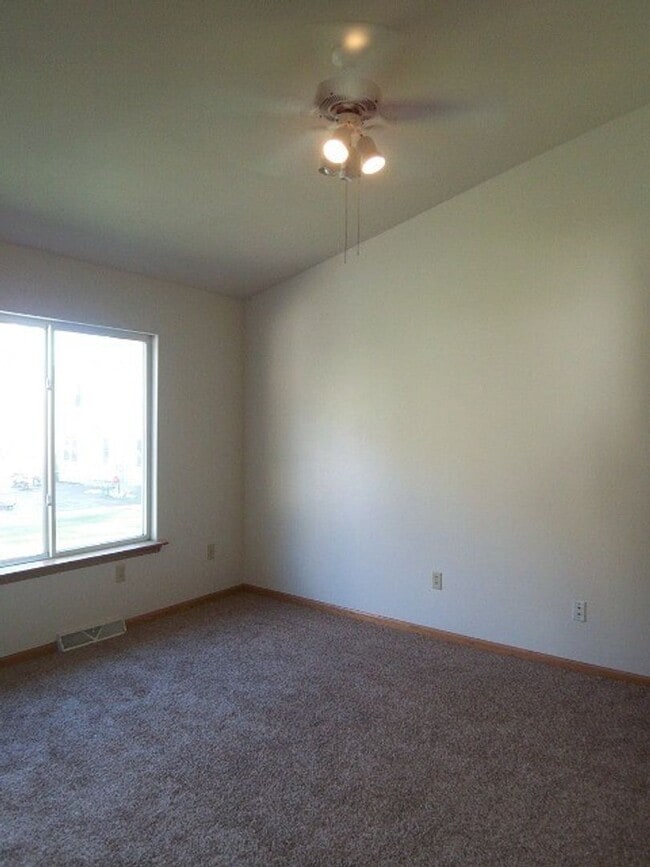 Building Photo - Open Concept 3BD/2.5BA Bi-Level Townhouse