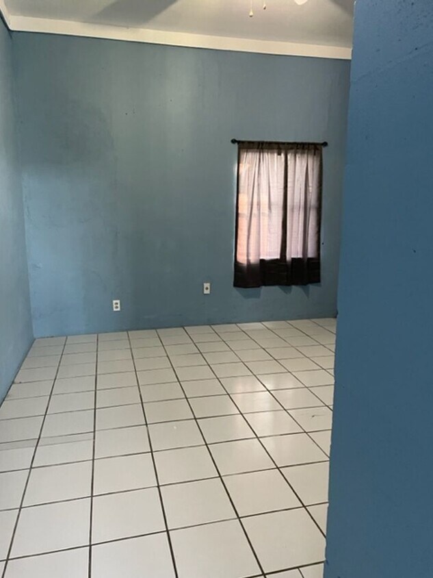 Building Photo - ESTOCO-N R Tri-Plex