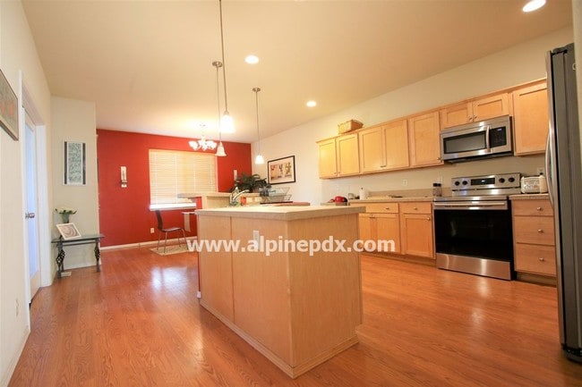 Building Photo - 212 SW Valeria View Dr