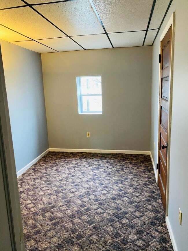 Building Photo - 1st floor 1 bedroom apartment everything b...