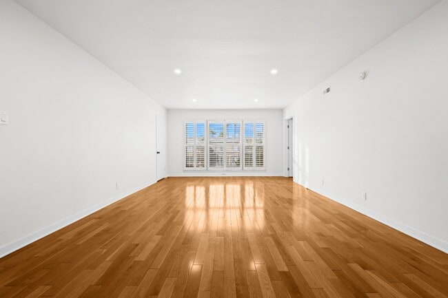 Foto del edificio - Renovated 3BR 2BA in Prime Beverly Hills | In-Unit W/D + Parking