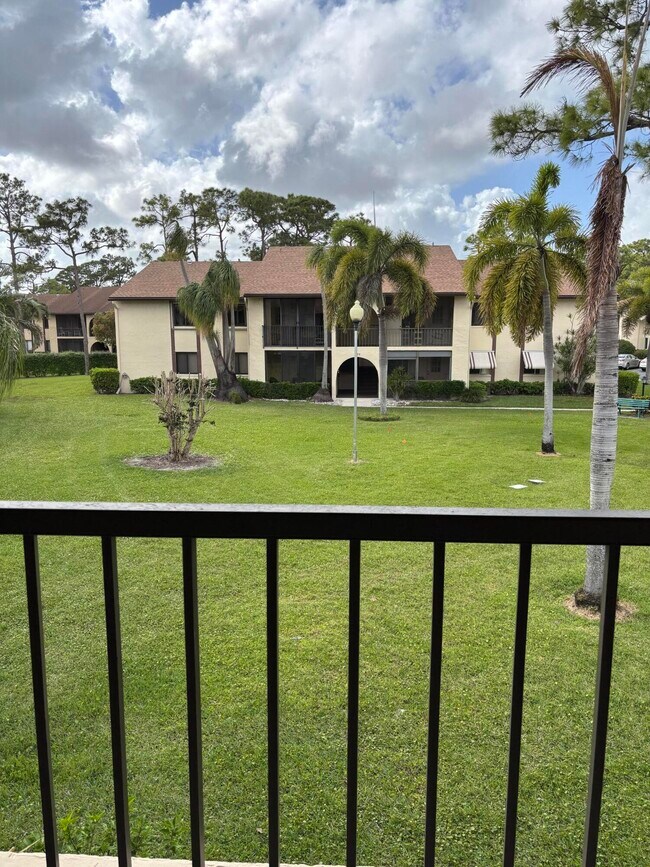 Foto del edificio - 331 Knotty Pine Cir