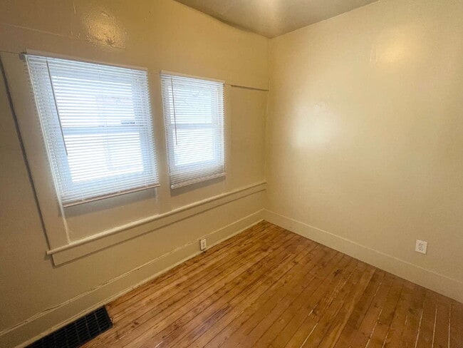 Photo - 3 Bedroom with 1.5 car garage/workshop combo (has electricity) Apartment