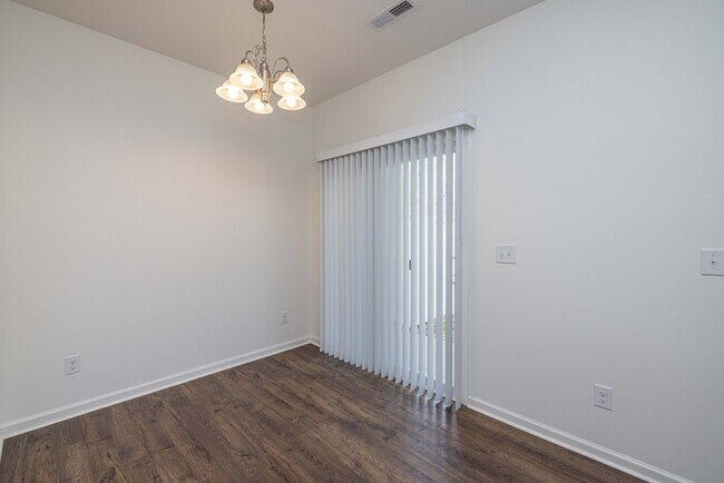 Foto del edificio - GREAT 2 Bedroom Townhome Regent Park - AVAILABLE MAY 2026