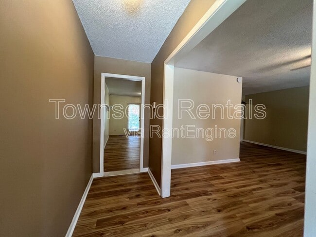 Foto del edificio - 561 Alleghany Rd