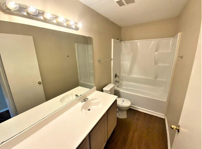 Foto del edificio - 6901 Evening Shade Ln