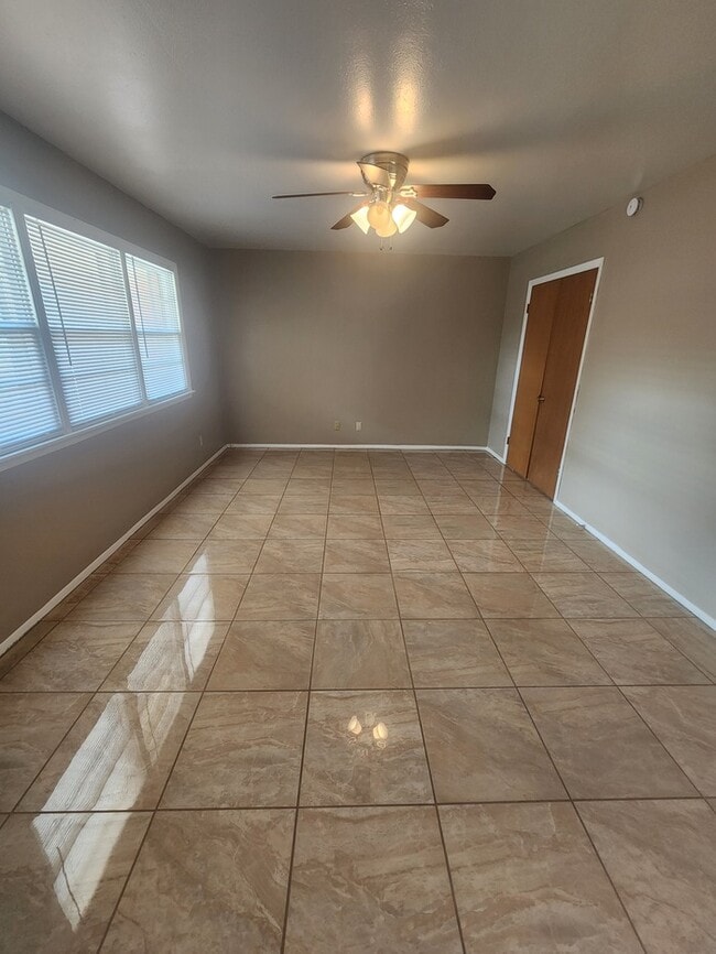 Foto del edificio - 3 bed 2 bath home, 2 car garage