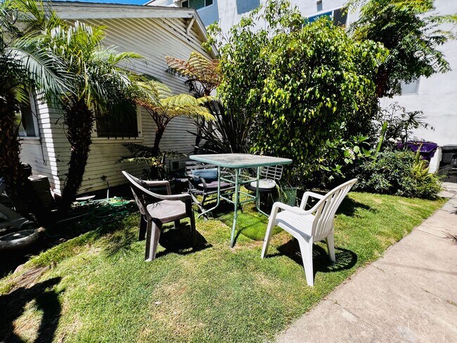 Foto del edificio - Spacious Cute one bedroom a block from the beach