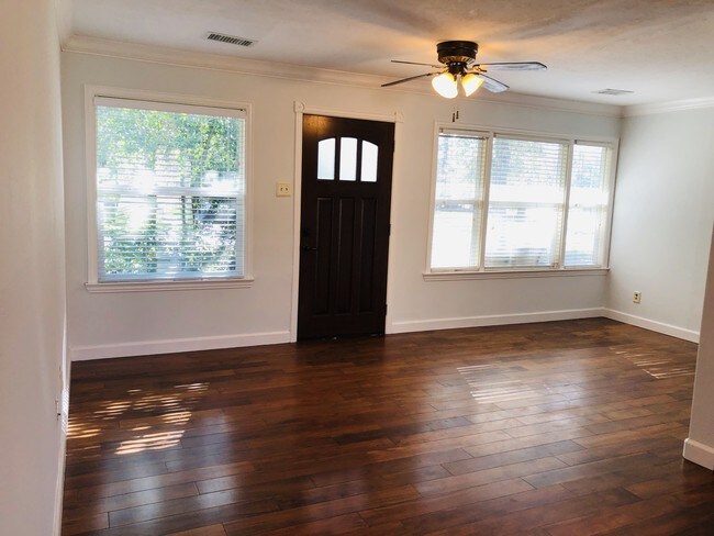 Sala de estar es cálido y acogedor - 1038 Rosepoint Dr