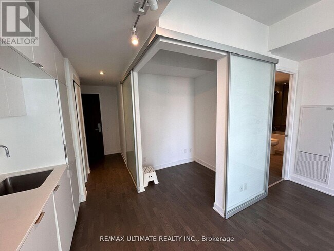 Photo du bâtiment - 185 Roehampton Ave