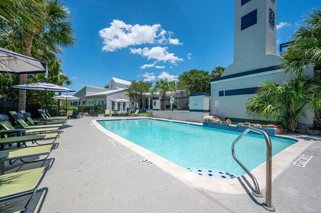 Building Photo - Royal Palms