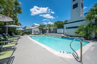 Building Photo - Royal Palms