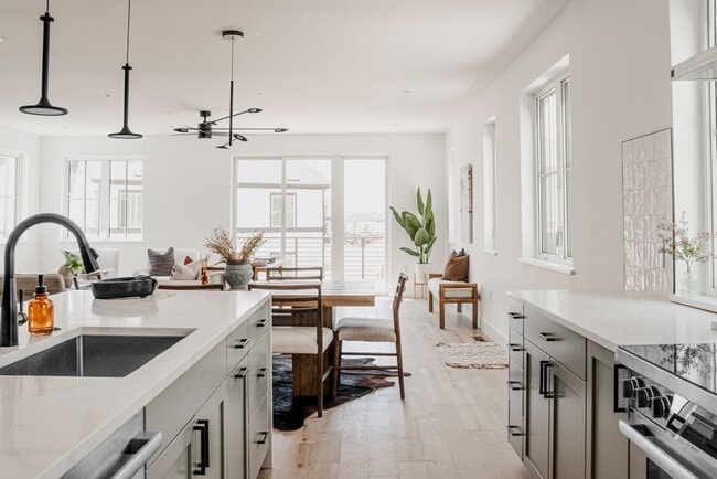 Building Photo - Brand New 5 Bedroom 4 Bathroom Home With O...