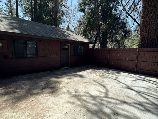 Foto del edificio - 54078 Pine Crest Ave