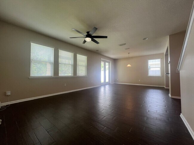 Foto del edificio - Stunning & Spacious  2 story home COMING S...