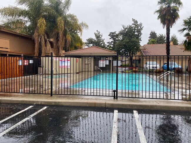 Foto del edificio - 1244 W Roseburg Ave