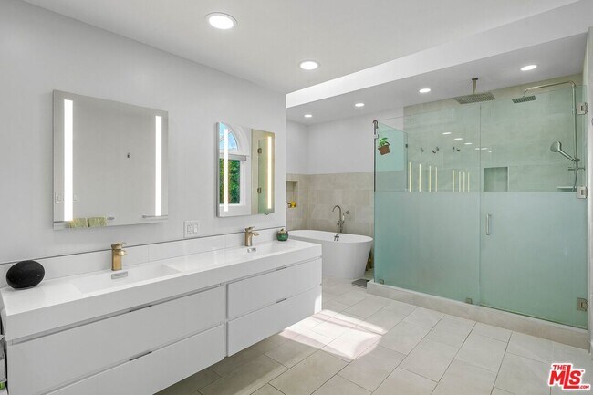 Foto del edificio - 1129 Benedict Canyon Drive