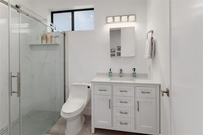 Foto del edificio - 7001 Ranch Rd 2222