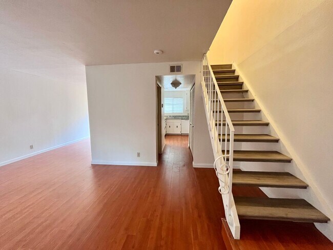 Foto del edificio - Adorable 3-bedroom, 1.5-bath condo just a short walk to Davis Senior High School. Enjoy $500 off ...