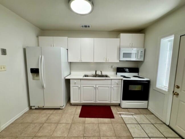 Foto del edificio - 4 Bedroom, 2 Bath House with Huge Fenced Yard, ALL Tile Floors!