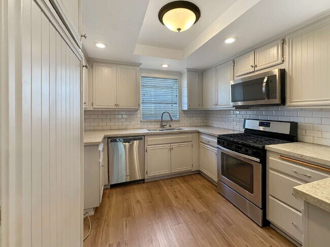 Foto del edificio - Beautifully Updated Lower-Level Condo with...