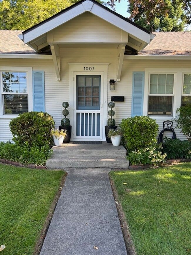 Foto del edificio - Charming 2 bedroom, 1 bathroom, single story cottage w/oversized garage