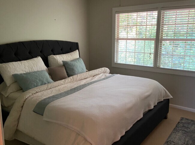 Master bedroom - 6527 Deane Hill Dr
