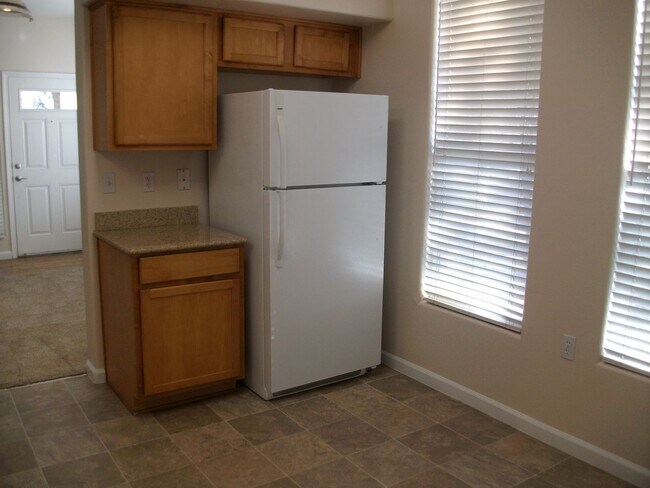 Building Photo - Well maintained 2 bedroom, 2 bath, 2-car t...