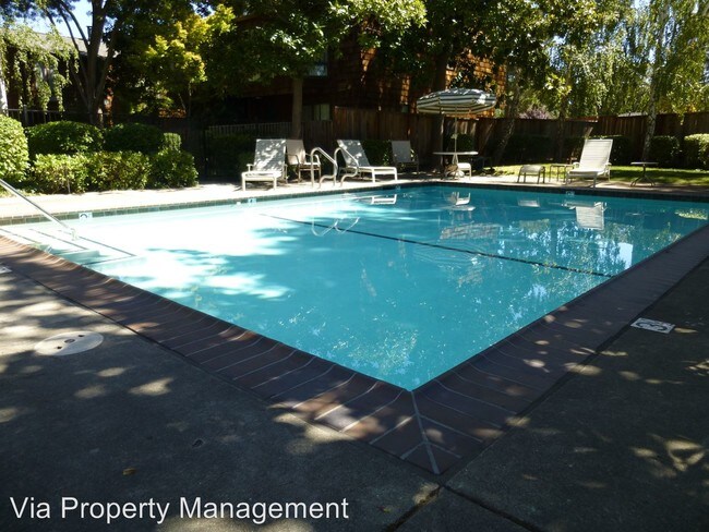 Building Photo - 2340 Westcliffe Ln