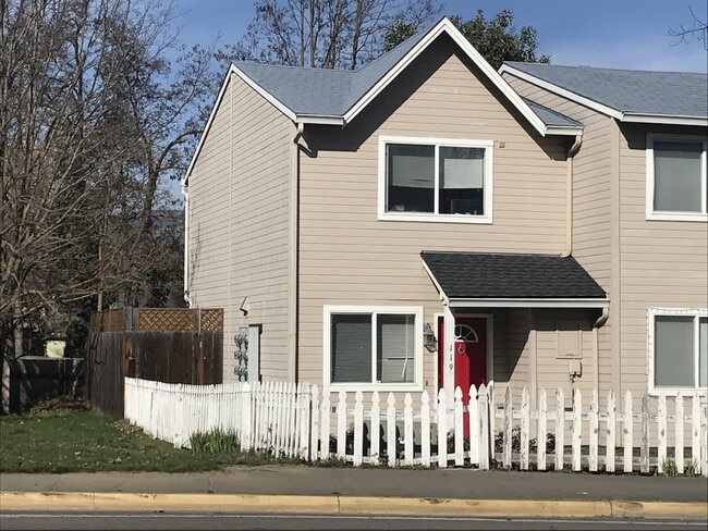 Building Photo - Two bedroom townhouse near Downtown!  Available Now