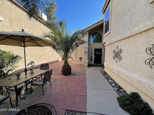 Building Photo - 517 E Taro Ln