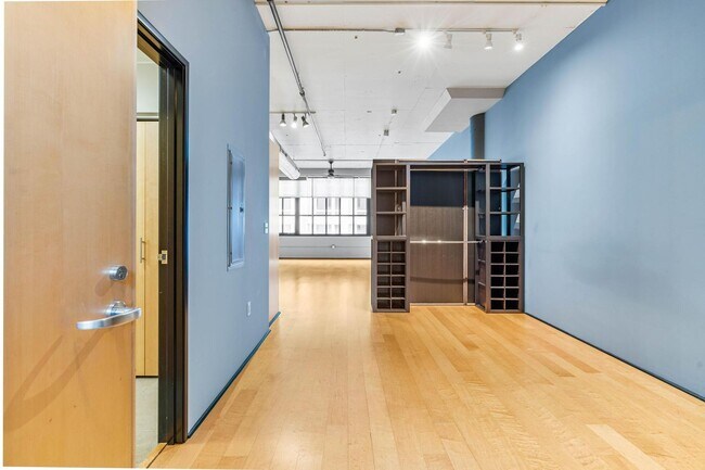 Foto del edificio - Stylish, south-facing 1-bdrm/1-bath loft in the Pearl—Deeded parking & storage
