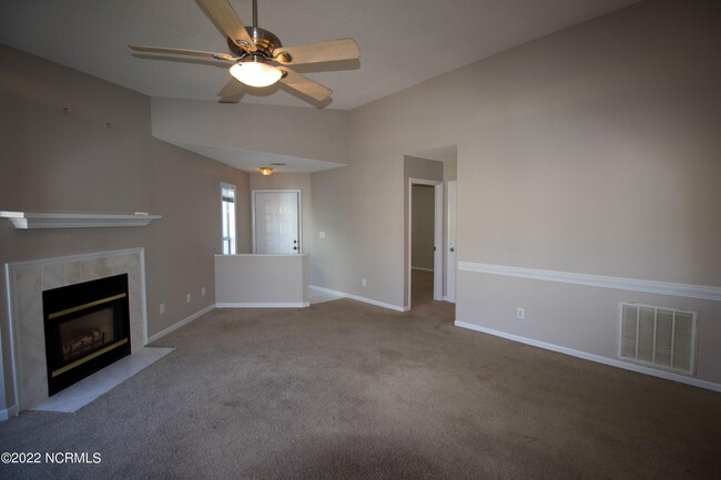 Building Photo - 120 Breezewood Dr