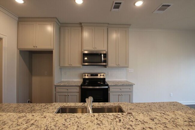 Foto del edificio - Luxury 3 Bedroom 2 Bath Townhomes in Bulla...