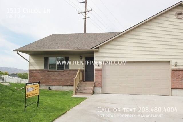 Primary Photo - Spacious 5 Bedroom Home With a Garage! Vis...